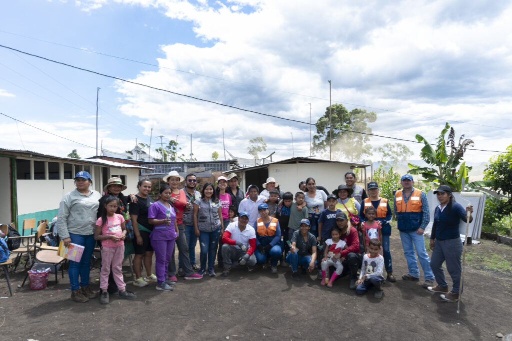 Grupo de voluntarios y habitantes de una comunidad rural durante una jornada social de Fundación Tierra Grata.