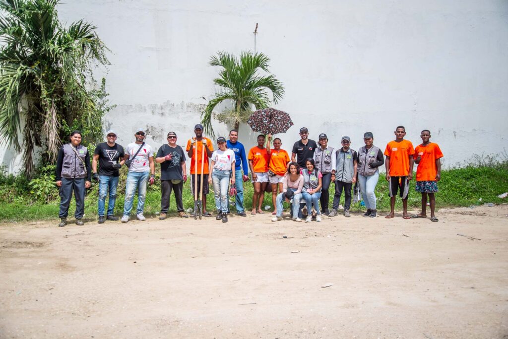 Voluntariado corporativo de Fundación Tierra Grata y CABOT durante la instalación de postes de energía solar para iluminar calles de la comunidad Cerros de Albornoz, Cartagena.