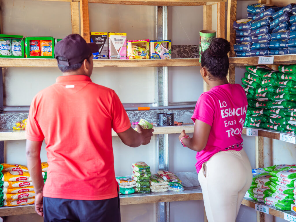 Tienda Grata impulsada por energía solar en una comunidad wayúu de La Guajira, iniciativa de Fundación Tierra Grata y Give to the World para fortalecer la productividad y la economía local.