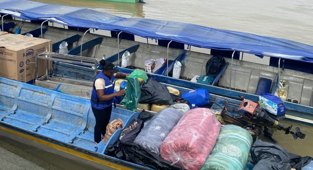 Embarcación fluvial cargada con materiales, cajas y suministros destinados a las jornadas de entrega de ayudas humanitarias de la Fundación Tierra Grata en comunidades rurales del Chocó. La imagen muestra el transporte de las ayudas por vía fluvial para llegar a comunidades de difícil acceso.